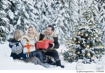 153952068 | 게티이미지코리아 | Austria, Salzburg County, Family celebrating christmas in snow Royalty-Free 이미지