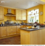 E3ARD26040-140-1 | 게티이미지코리아 | Yellow kitchen with wooden units and tiled floor Rights-Managed 이미지