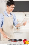 SKR1200904-001 | 게티이미지코리아 | 레시피를 보며 요리하는 한국인 남자 Rights-Managed 이미지