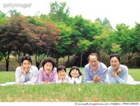 MHOD13000168 | 게티이미지코리아 | 한국인 3대가족 나들이 Rights-Managed 이미지