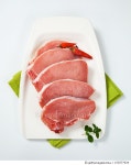 153577424 | 게티이미지코리아 | Raw pork steaks garnished, salver, green napkin Royalty-Free 이미지