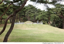 MALA14000355-001 | 게티이미지코리아 | 이순신 장군 묘 Rights-Managed 이미지