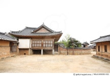 MALA14000381-002 | 게티이미지코리아 | 윤보선 전대통령 생가, 중요민속자료 제196호, 충남 아산 Rights-Managed 이미지