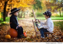 485892369 | 게티이미지코리아 | Boy painting other boy Royalty-Free 이미지