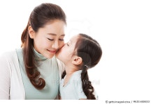 MKJD14000033 | 게티이미지코리아 | 엄마와 딸이 볼 맞대고 있는 모습 Rights-Managed 이미지