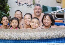클로즈닡close-knit | 500935337 | 게티이미지코리아 | Close-knit family group posing in hot tub Royalty-Free 이미지