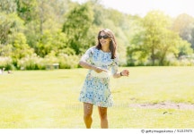 512137473 | 게티이미지코리아 | Woman playing disc game in the park Royalty-Free 이미지