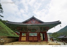 MBRF15015668 | 게티이미지코리아 | 강원도 원주시, 치악산국립공원, 구룡사 대웅전 Royalty-Free 이미지