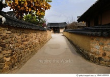 MAHA14000250 | 게티이미지코리아 | 안동하회마을 담장길 Rights-Managed 이미지