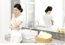 MHOD15000355 | 게티이미지코리아 | 화장실 거울 앞 엄마 Rights-Managed 이미지