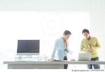 SKR1500016-002 | 게티이미지코리아 | 사무실에서 함께 노트북보는 성인남자 두명 Rights-Managed 이미지