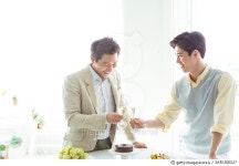 SKR1500227 | 게티이미지코리아 | 홈파티와 즐거운 대화하는 성인남자 두명 Rights-Managed 이미지