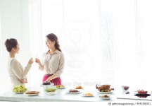 SKR1500231 | 게티이미지코리아 | 홈파티와 즐거운 대화하는 성인여자 두명 Rights-Managed 이미지