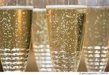 포도농장직거래탱글플룻 | 539669785 | 게티이미지코리아 | Close-up of champagne flutes Royalty-Free 이미지