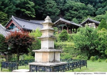 MMKA15000082 | 게티이미지코리아 | 부석사(경북 영주시 부석면 봉황산(鳳凰山) 중턱에 있는 절) 삼층석탑 Rights-Managed 이미지