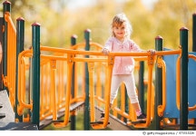473313226 | 게티이미지코리아 | Smiling little girl enjoying at jungle gym in the park. Royalty-Free 이미지