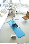 556670899 | 게티이미지코리아 | Woman with laptop exercising on gym mat in living room Royalty-Free 이미지