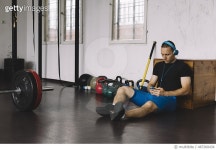 487260434 | 게티이미지코리아 | Sportsman in the gym texting on smartphone Royalty-Free 이미지