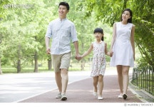 585106315 | 게티이미지코리아 | Happy young family walking together in park Royalty-Free 이미지
