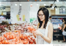 590957071 | 게티이미지코리아 | Young woman shopping for produces in grocery store Royalty-Free 이미지
