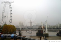 592188399 | 게티이미지코리아 | London landmarks during autumn fog Royalty-Free 이미지