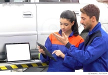 오토앤대전화암점더게러지 | 503730544 | 게티이미지코리아 | Two person auto repair service employees at garage Royalty-Free 이미지