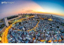 523706014 | 게티이미지코리아 | Fisheye view of cityscape and skyline at dusk, Ho Chi Minh city, Vietnam Royalty-Free 이미지