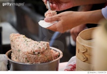 538396724 | 게티이미지코리아 | Making steamed buns (Xiao Long Bao) Royalty-Free 이미지