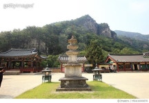 MIUA16000076 | 게티이미지코리아 | 삼화사의 삼층석탑 Rights-Managed 이미지