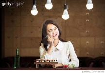 다이아술마시는노래주점 | LEFRF16007406 | 게티이미지코리아 | 주점에서 술을 마시는 여자 Royalty-Free 이미지