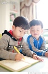 브라더스트래이딩 주식회사 | 636223178 | 게티이미지코리아 | Reading interesting book with brother Royalty-Free 이미지
