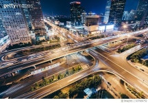 637908752 | 게티이미지코리아 | View of Road Intersection at Night Royalty-Free 이미지
