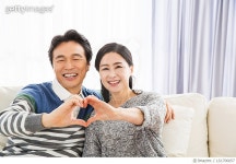 LS1700057 | 게티이미지코리아 | 손으로 하트를 만드는 중년부부 Rights-Managed 이미지