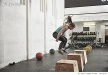 740528357 | 게티이미지코리아 | Woman jumping onto fitness box in cross training gym Royalty-Free 이미지