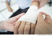 827881090 | 게티이미지코리아 | A man who wore a wedding ring got a doctor to receive an allowance for injury. Royalty-Free 이미지
