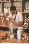 858271808 | 게티이미지코리아 | Making the perfect coffee Royalty-Free 이미지