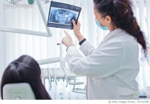 873157686 | 게티이미지코리아 | Dentist with medical x-ray and patient Royalty-Free 이미지