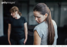 886215020 | 게티이미지코리아 | Two women warming up at the gym. Royalty-Free 이미지