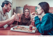 887863170 | 게티이미지코리아 | Group of Smiling Roommates Friends Sharing a Pizza at Home Royalty-Free 이미지