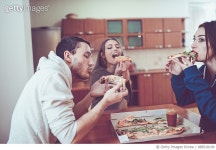 888518190 | 게티이미지코리아 | Group of Smiling Roommates Friends Sharing a Pizza at Home Royalty-Free 이미지