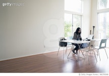 882795998 | 게티이미지코리아 | Young woman working in her studio. Royalty-Free 이미지