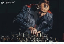 905961894 | 게티이미지코리아 | V8 Engine repair in auto repair shop Royalty-Free 이미지