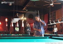 913807970 | 게티이미지코리아 | Coworkers hanging out in a bar Royalty-Free 이미지