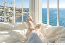 914944396 | 게티이미지코리아 | Woman relaxing on balcony Royalty-Free 이미지