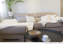 925779466 | 게티이미지코리아 | Modern and cozy sofa with blankets and cushions Royalty-Free 이미지