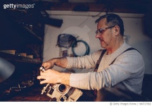 오토앤대전화암점더게러지 | 940717062 | 게티이미지코리아 | Auto mechanic repairing engine in garage Royalty-Free 이미지