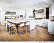 957316570 | 게티이미지코리아 | White kitchen with hardwood floor Royalty-Free 이미지