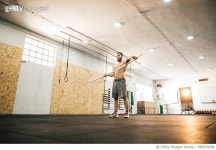 986678588 | 게티이미지코리아 | Man holding a pool in the gym Royalty-Free 이미지