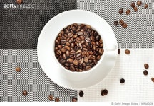995945028 | 게티이미지코리아 | coffee beans in a white porcelain cup Royalty-Free 이미지