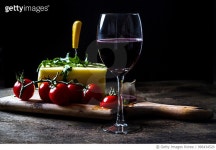 996434520 | 게티이미지코리아 | Glass of Wine and fresh cheese on the table Royalty-Free 이미지